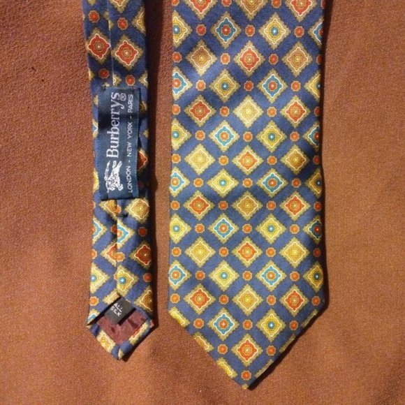 ❤️VINTAGE BURBERRYS Made in Ireland Tie Necktie 60x4 - Picture 1 of 6